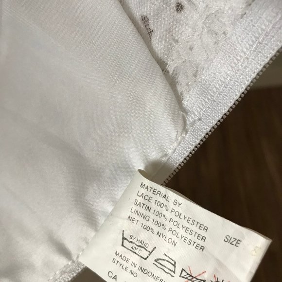 NEW Bridal Dress Cap Sleeve Embellished Satin Bodice Wedding Gown Scallop Train - Picture 13 of 13